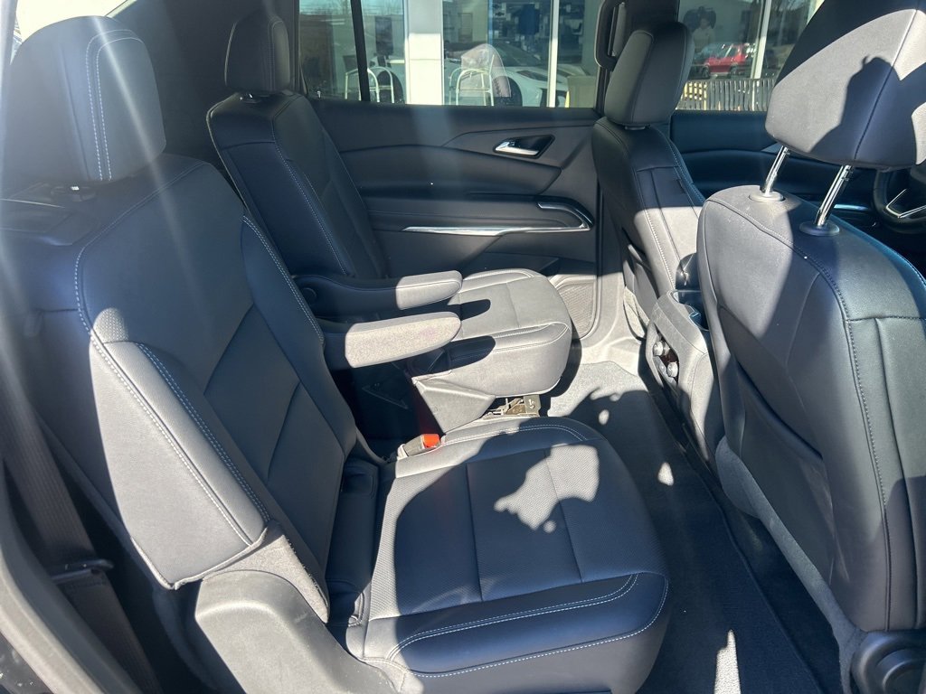 Used 2025 Chevrolet Traverse LT image 19