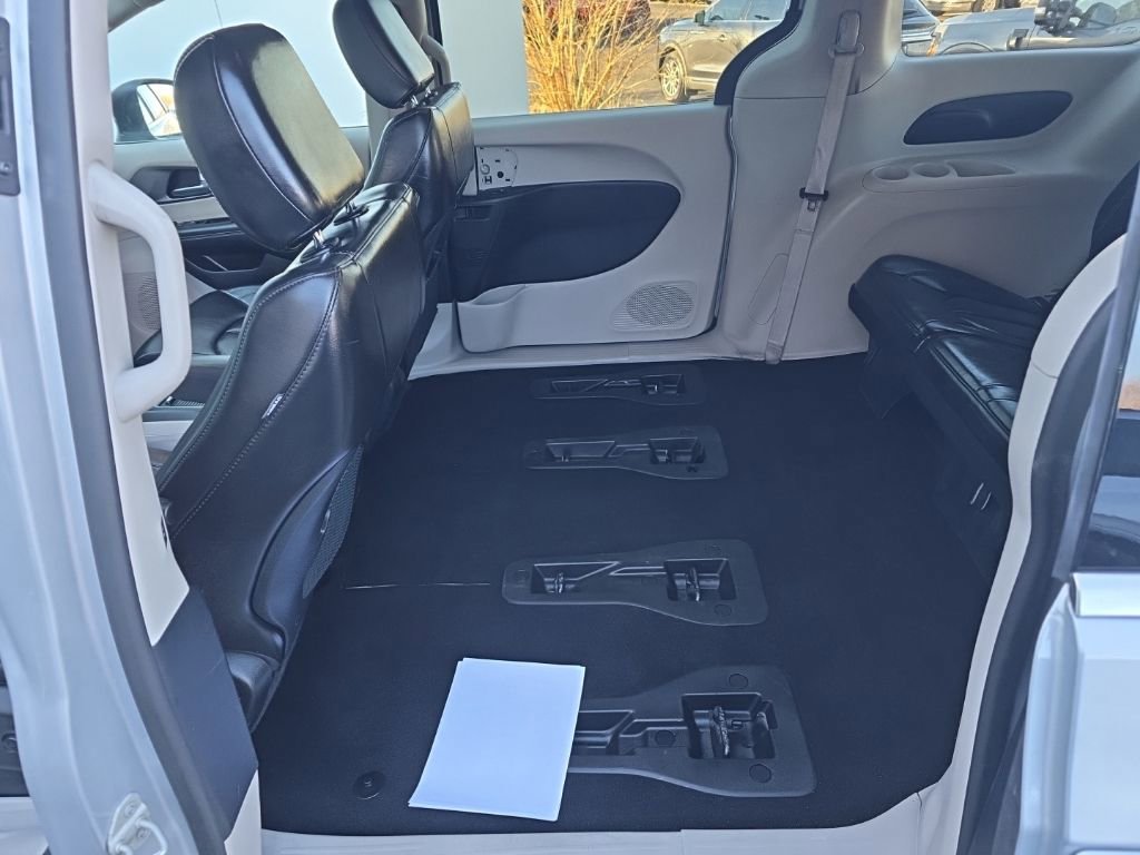 Used 2023 Chrysler Pacifica Touring-L image 28