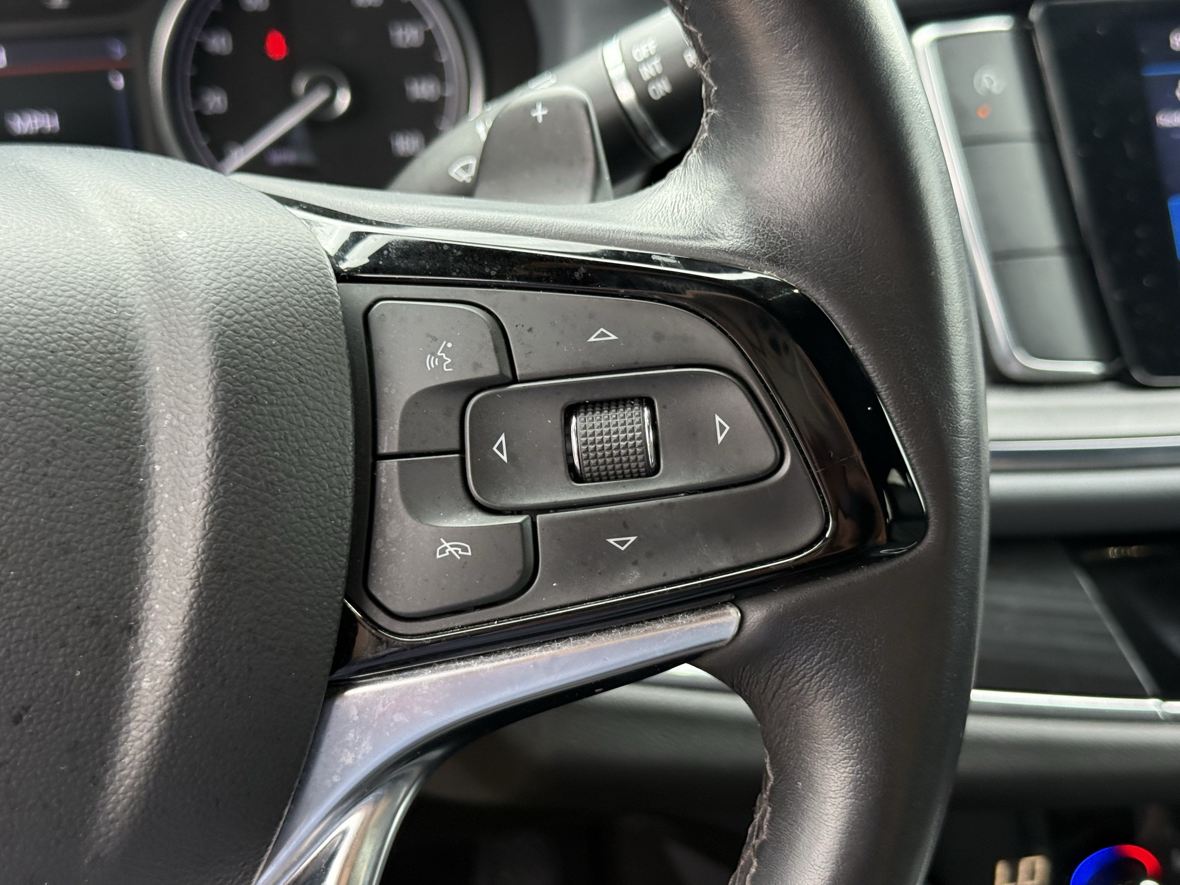 Used 2023 Buick Enclave Essence w/ Sport Touring Edition FWD image 17