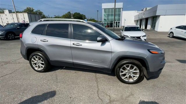 Used 2018 Jeep Cherokee Latitude Plus w/ Comfort/Convenience Group image 2