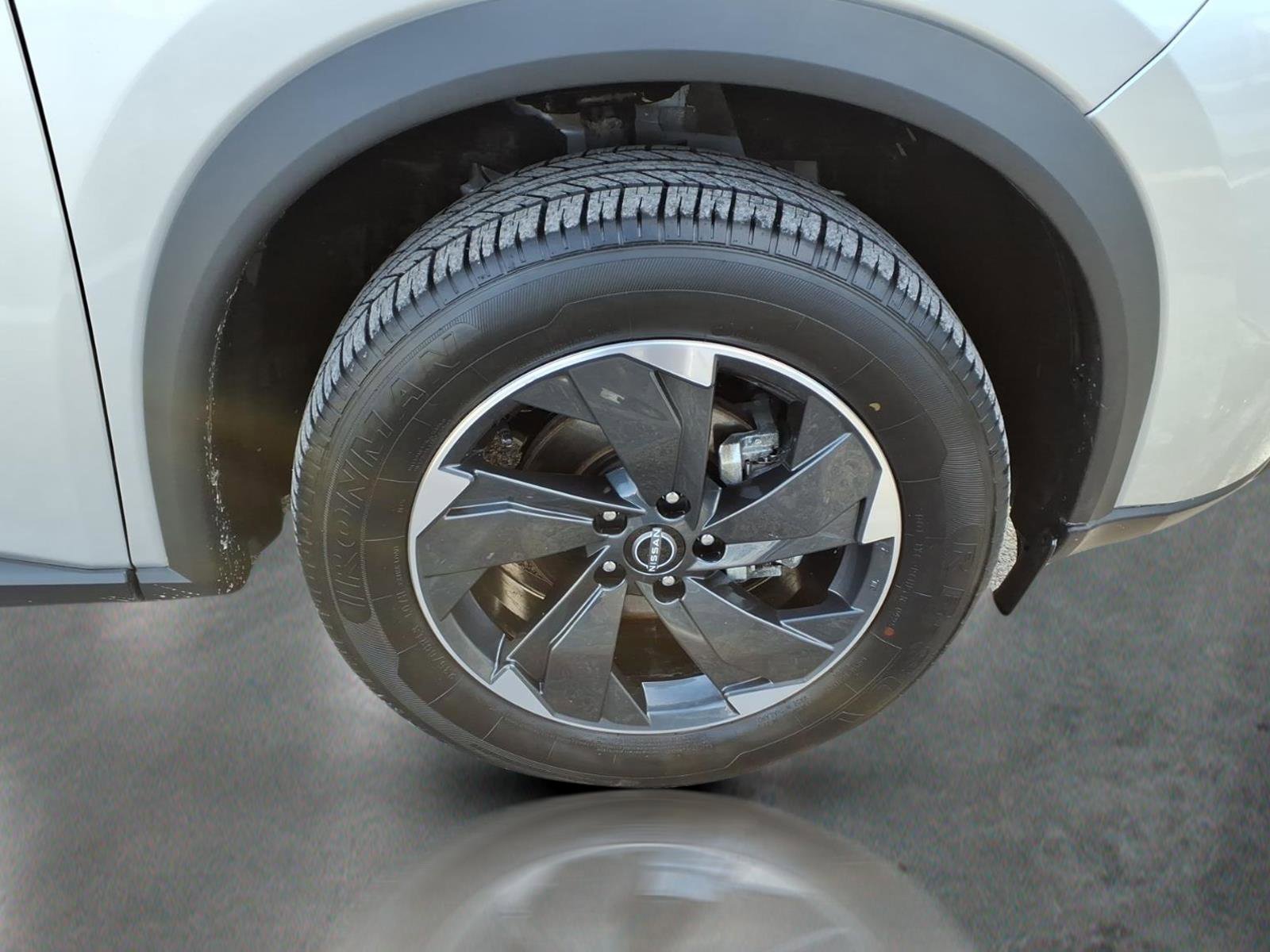 Used 2025 Nissan Rogue SV image 10