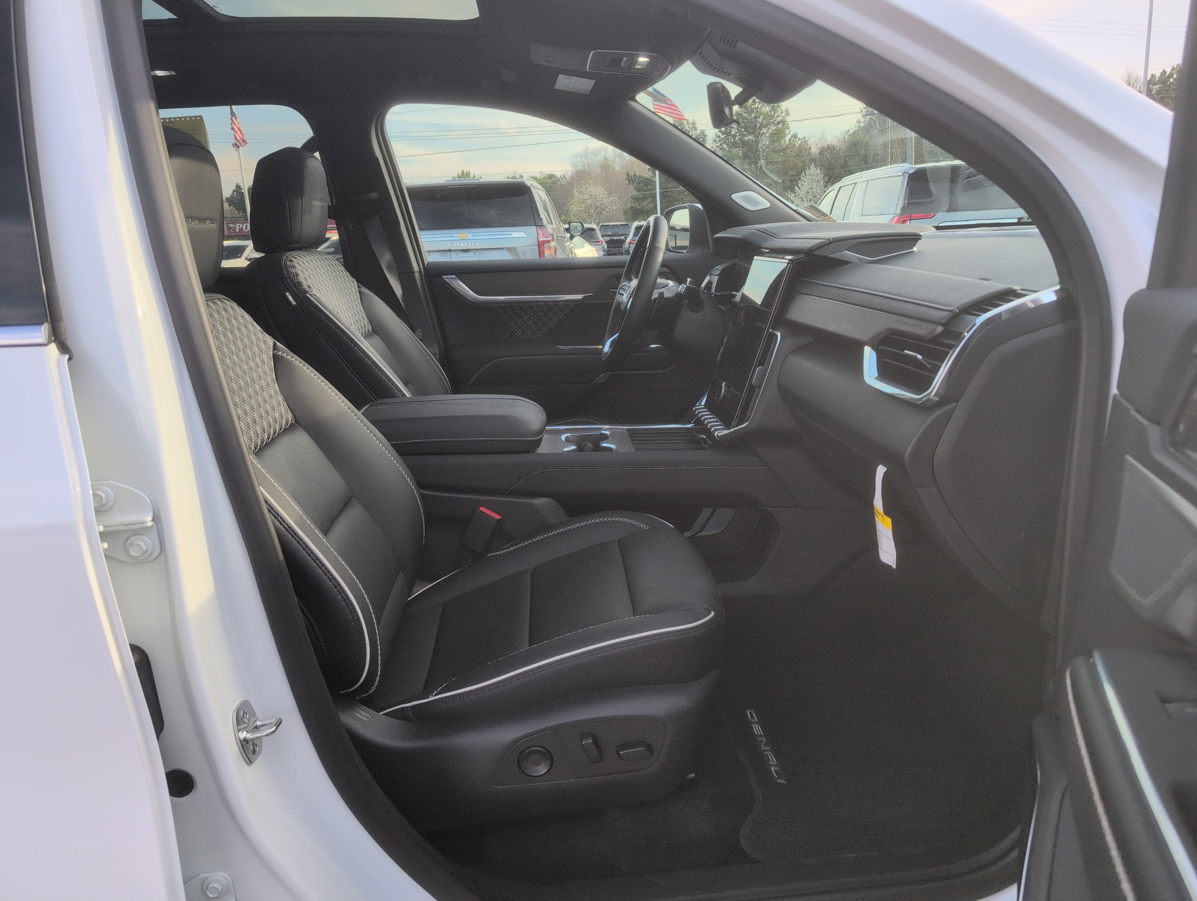 Used 2025 GMC Acadia Denali w/ Super Cruise Package image 38