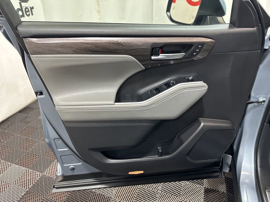 Used 2024 Toyota Highlander Platinum image 24