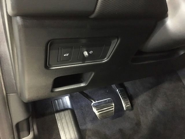 New 2023 Land Rover Discovery Metropolitan Edition image 13