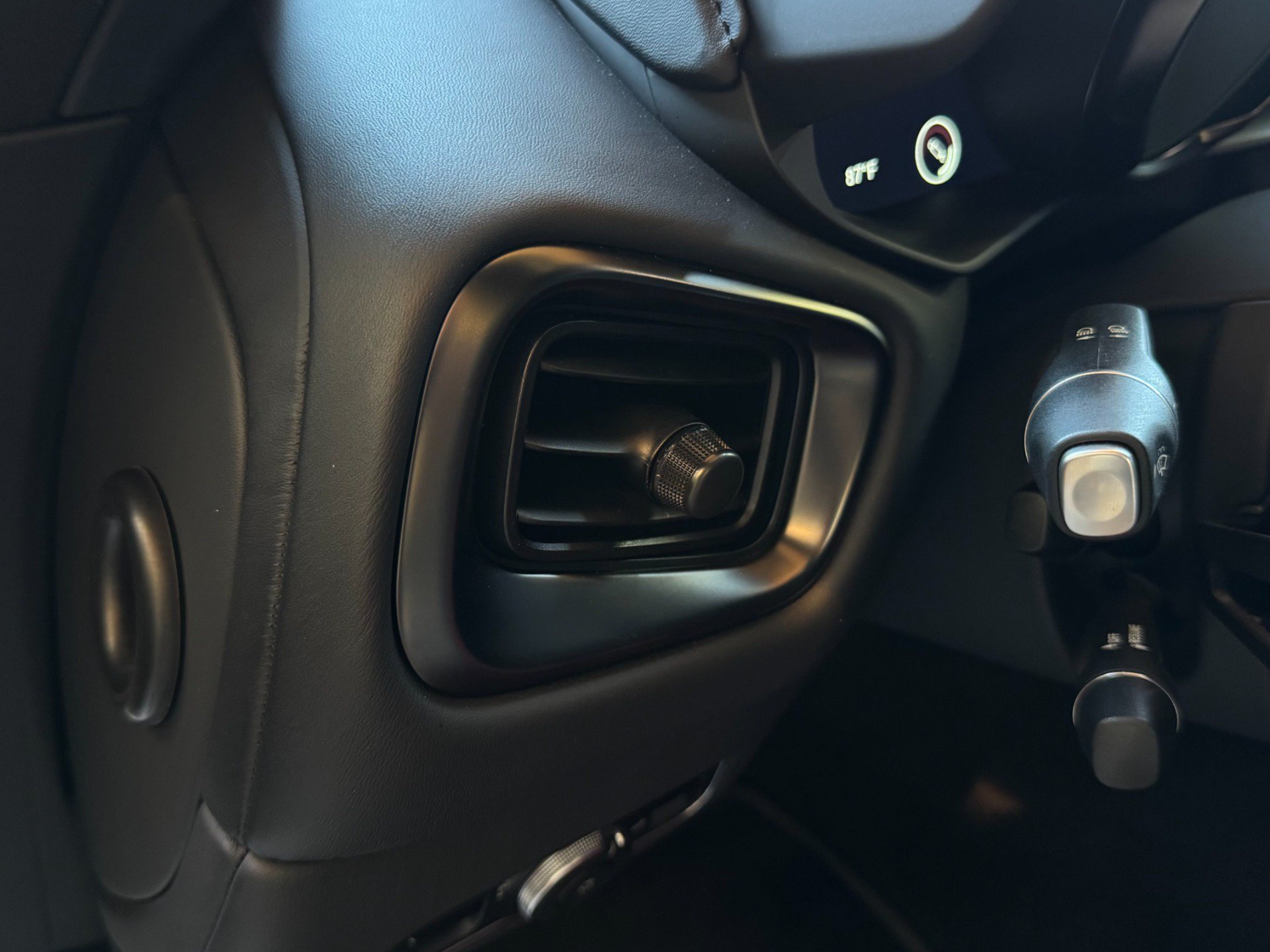 Used 2023 Aston Martin V8 Vantage Roadster RWD image 28