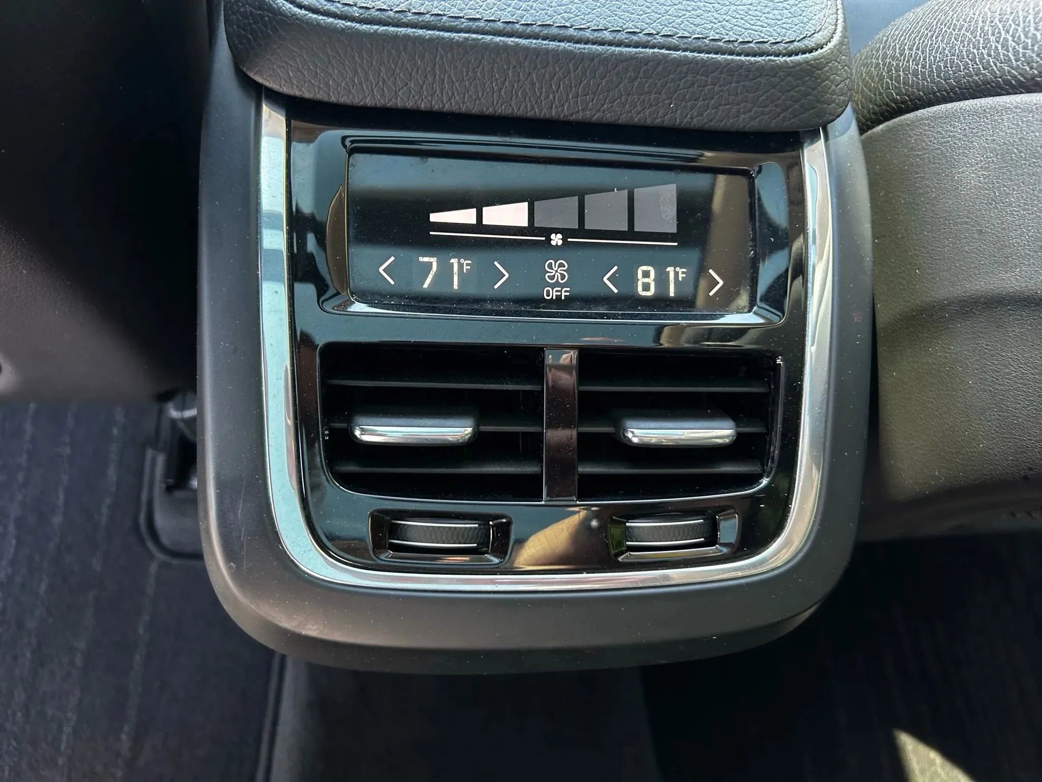 Used 2016 Volvo XC90 T6 Momentum w/ Momentum Plus Package AWD/4WD image 36