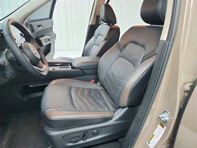 Used 2024 Nissan Pathfinder Platinum w/ Cargo Package image 19