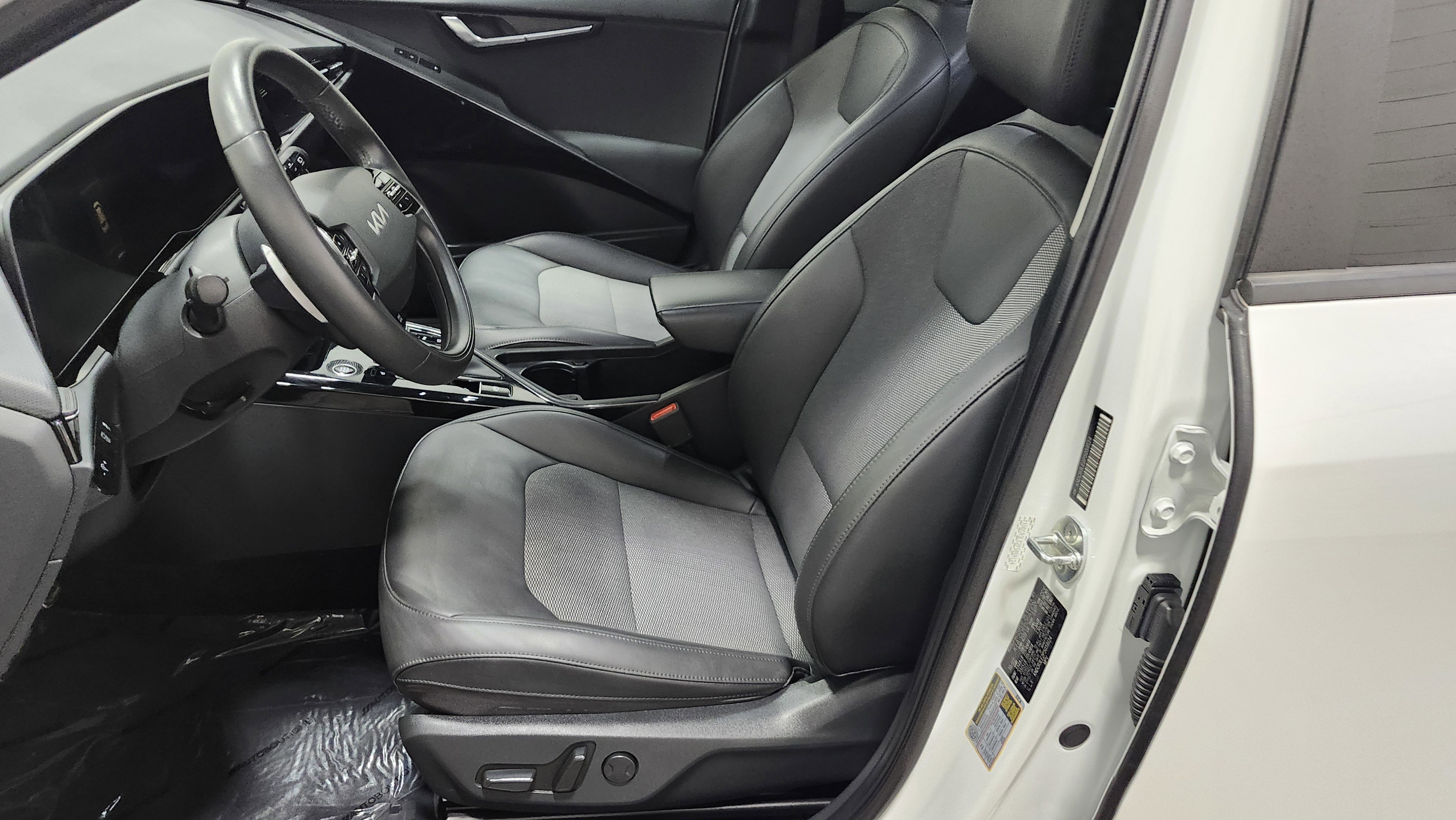 Used 2023 Kia Niro EX Touring image 23