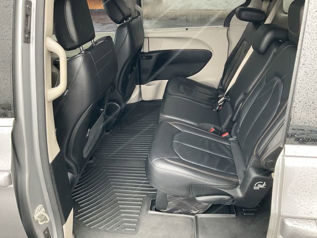 Used 2018 Chrysler Pacifica Touring-L image 12