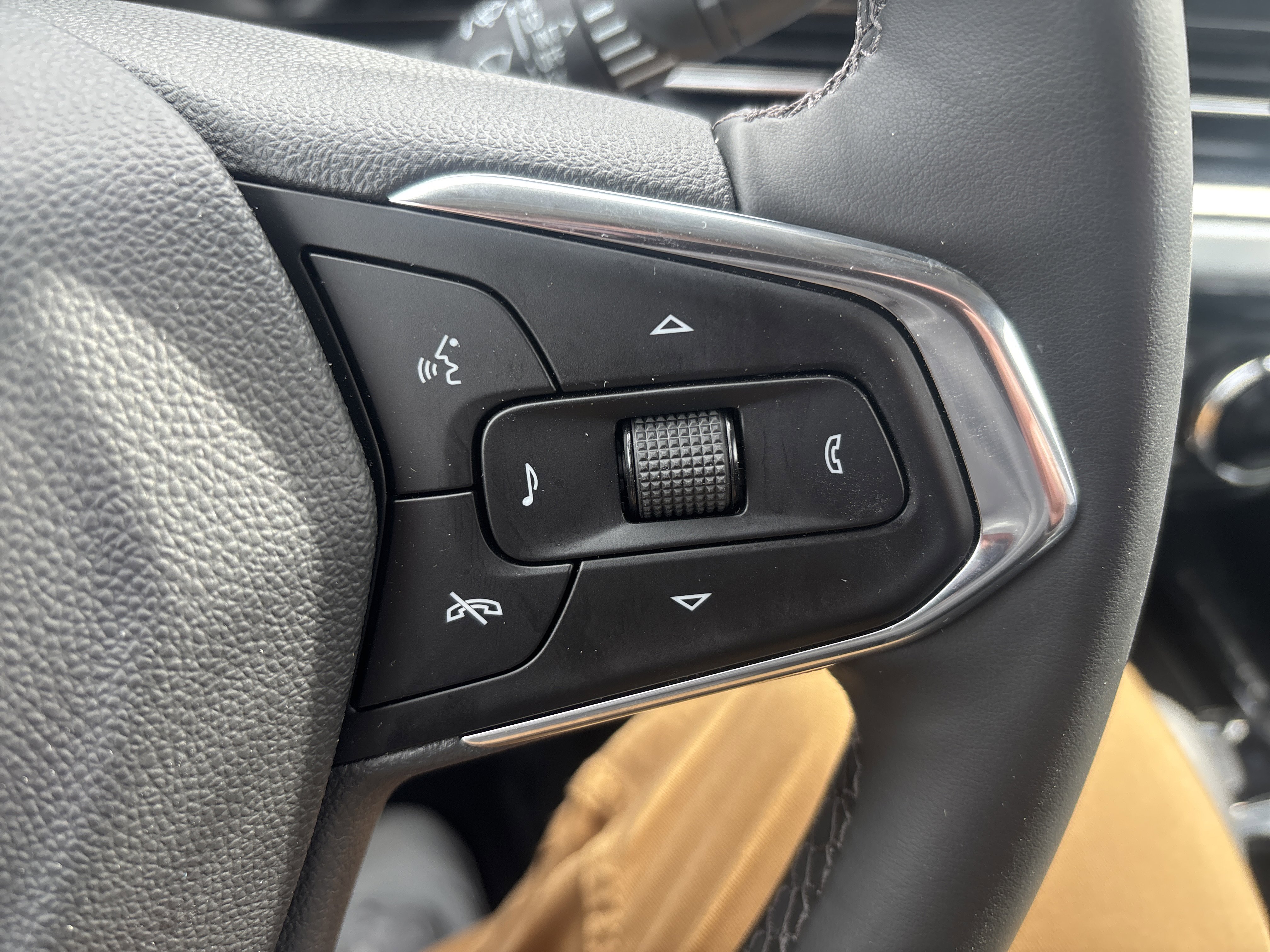 Used 2025 Chevrolet Trax LT w/ Driver Confidence Package image 19