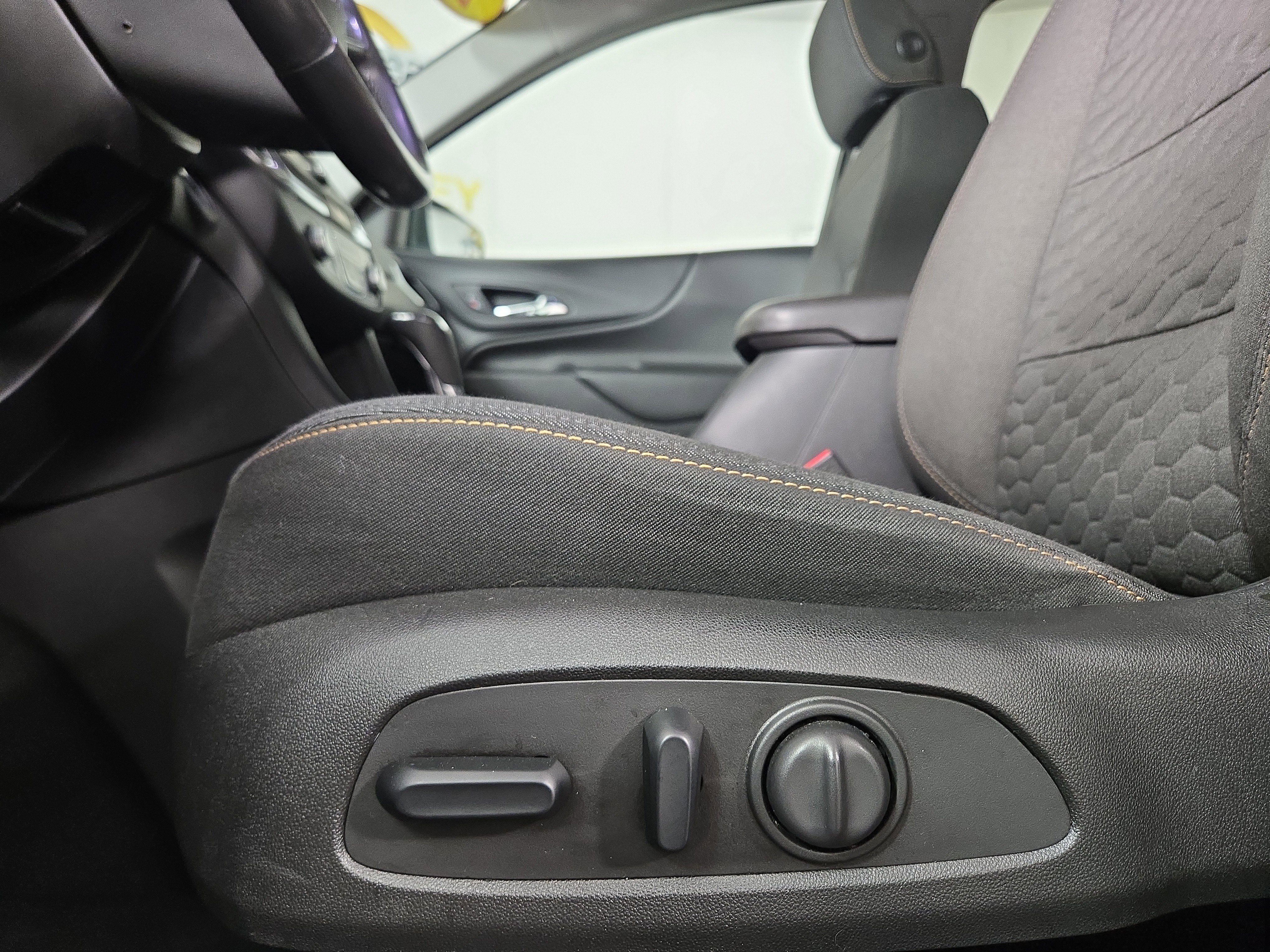 Used 2019 Chevrolet Equinox LT image 30