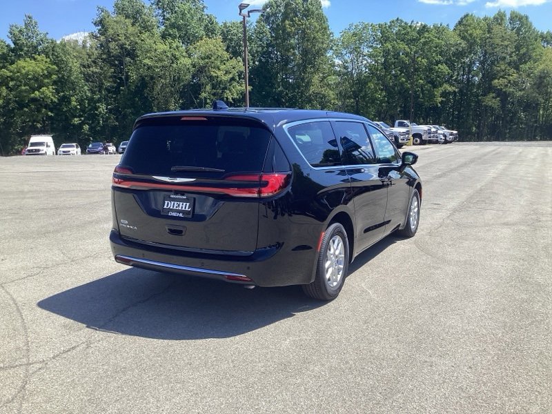 New 2026 Chrysler Pacifica Select image 7