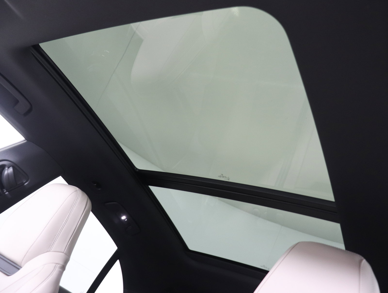 Used 2024 Porsche Macan 4 Electric image 27