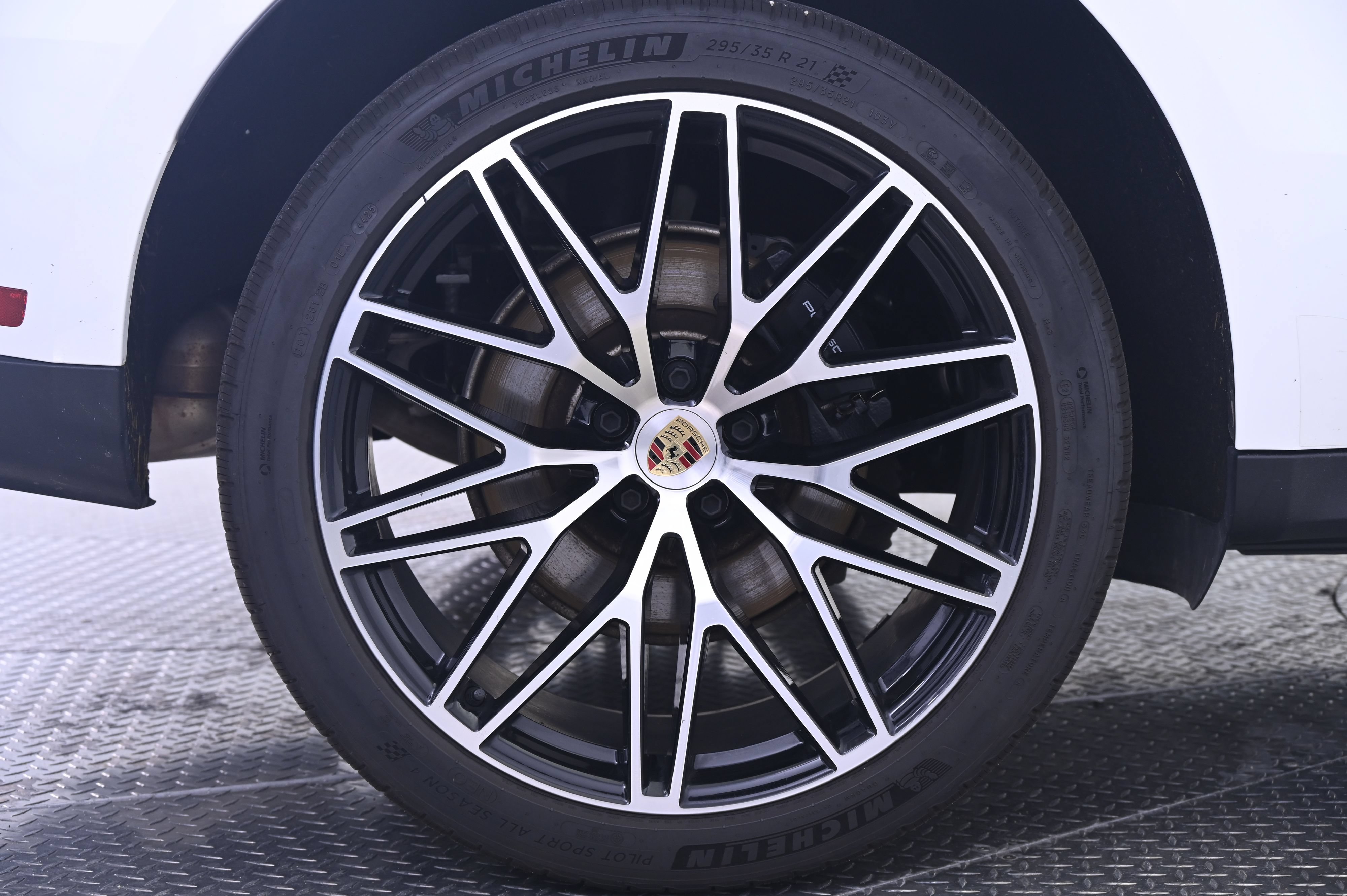 Certified 2024 Porsche Macan AWD/4WD image 13