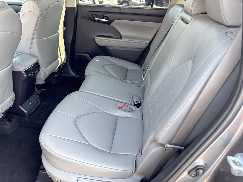 Certified 2024 Toyota Highlander XLE FWD image 48