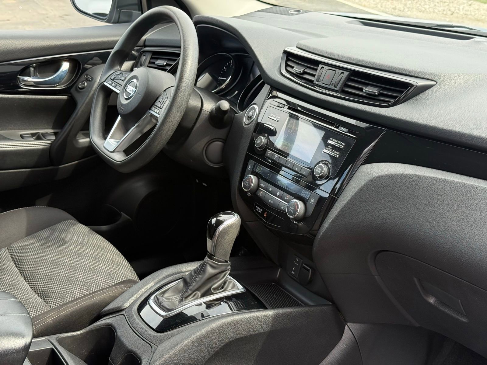 Used 2018 Nissan Rogue Sport SV image 25