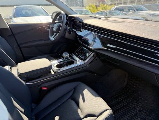 Used 2023 Audi Q8 Prestige w/ Prestige Package image 3