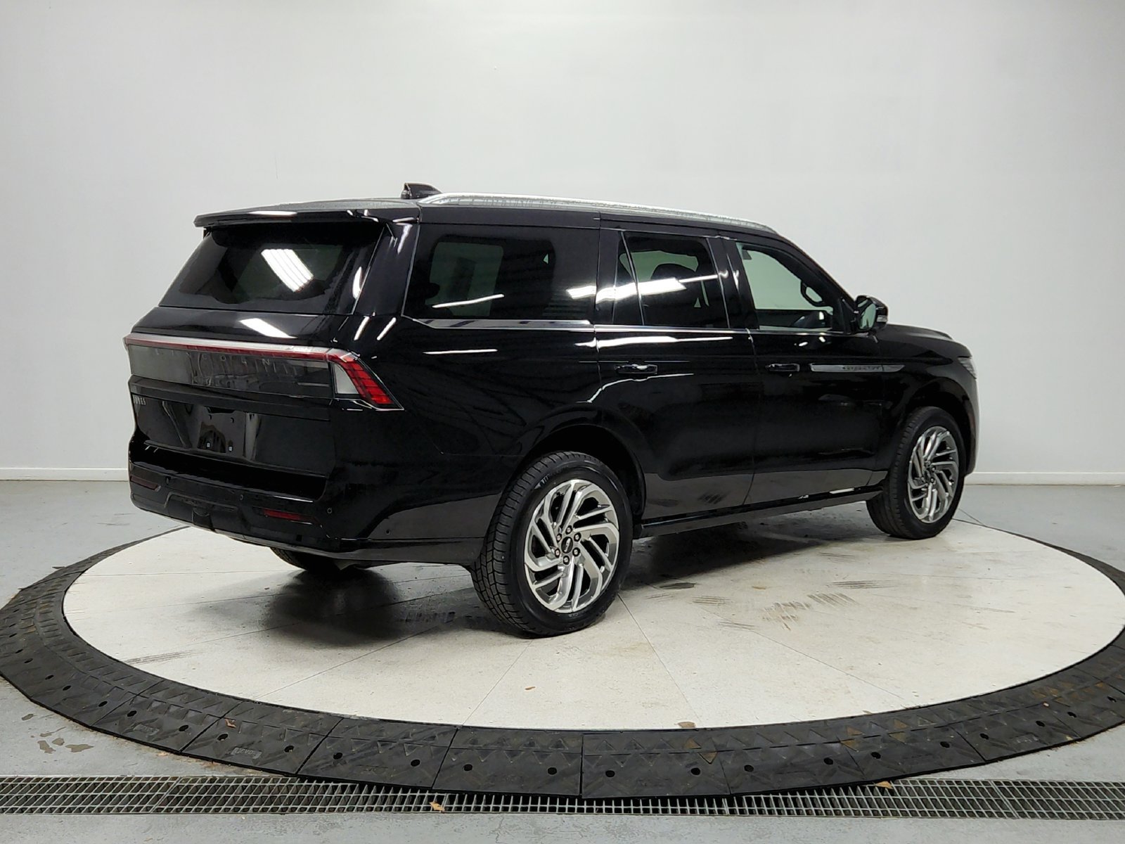 Used 2025 Lincoln Navigator Reserve AWD/4WD image 8