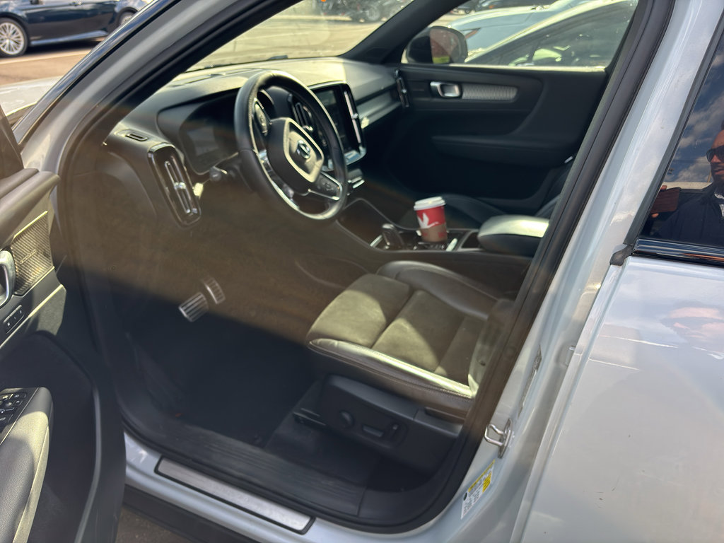 Used 2021 Volvo XC40 T5 R-Design w/ Advanced Package image 9