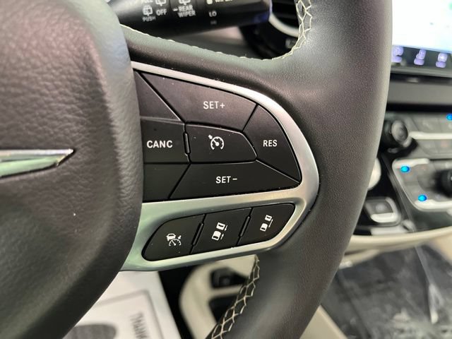 Used 2024 Chrysler Pacifica Touring-L FWD image 23