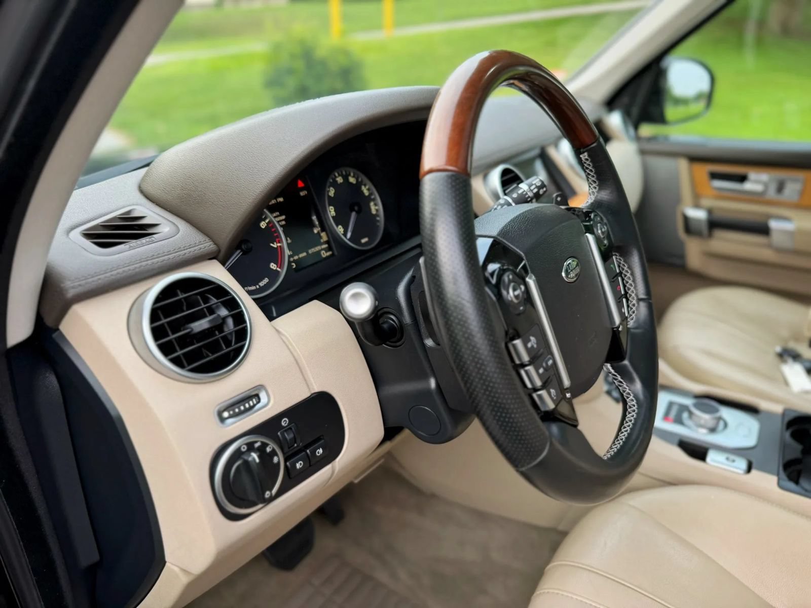 Used 2016 Land Rover LR4 HSE Silver Edition AWD/4WD image 60