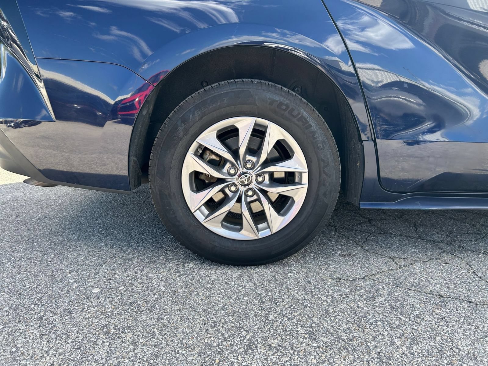Used 2025 Toyota Sienna XLE FWD image 28