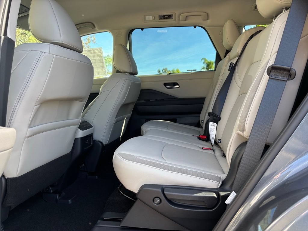 New 2025 Nissan Pathfinder SL FWD image 17