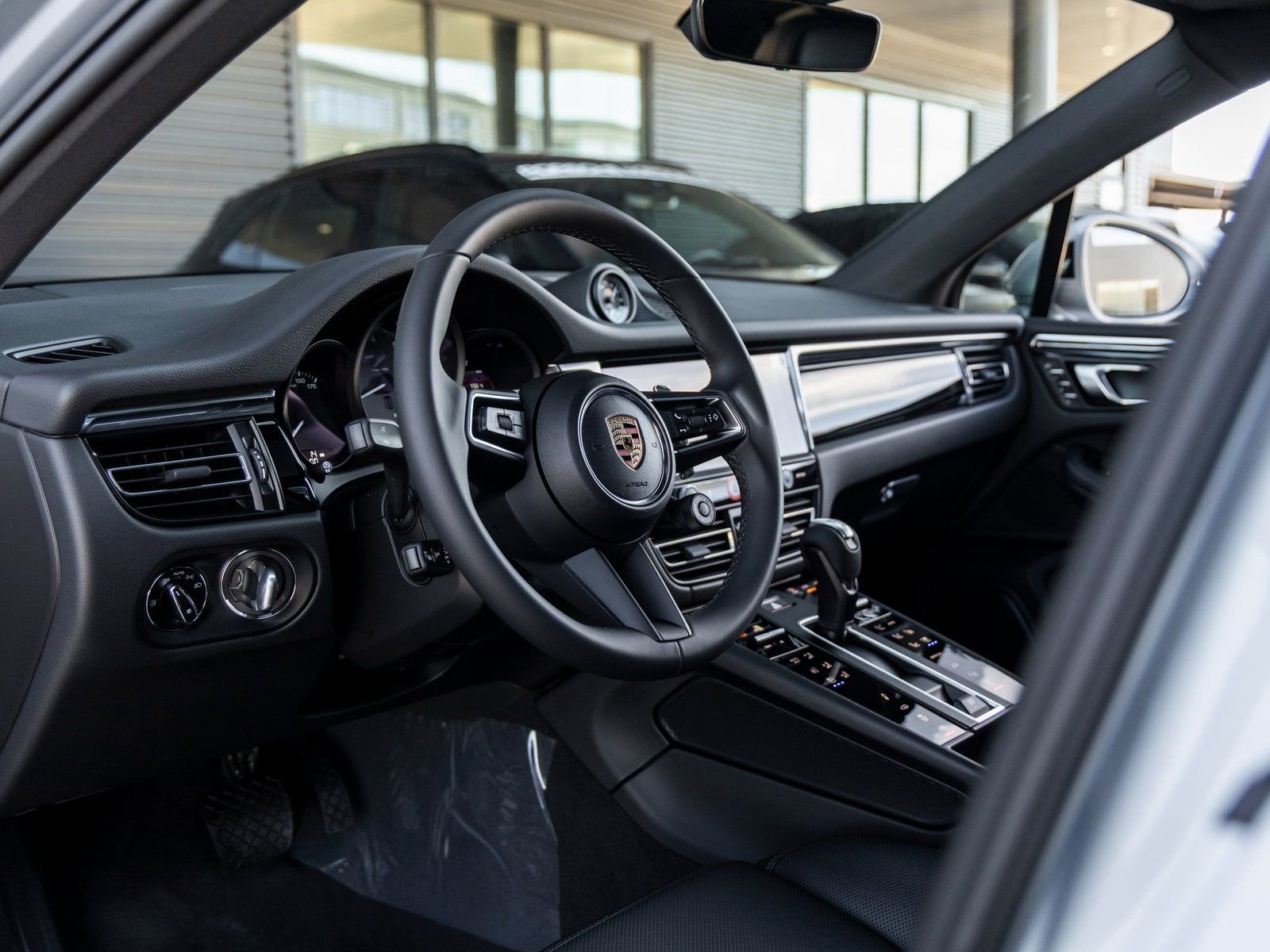 Certified 2025 Porsche Macan S image 4