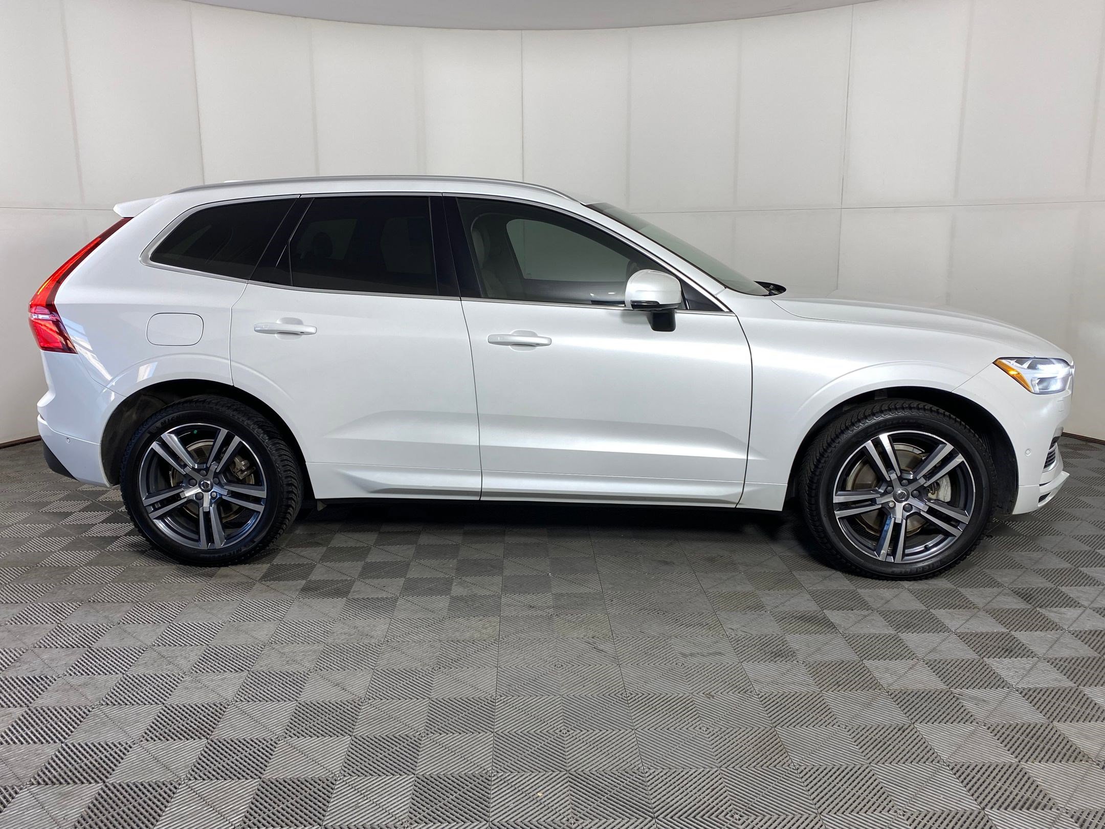 Used 2019 Volvo XC60 T8 Momentum w/ Advanced Package image 7