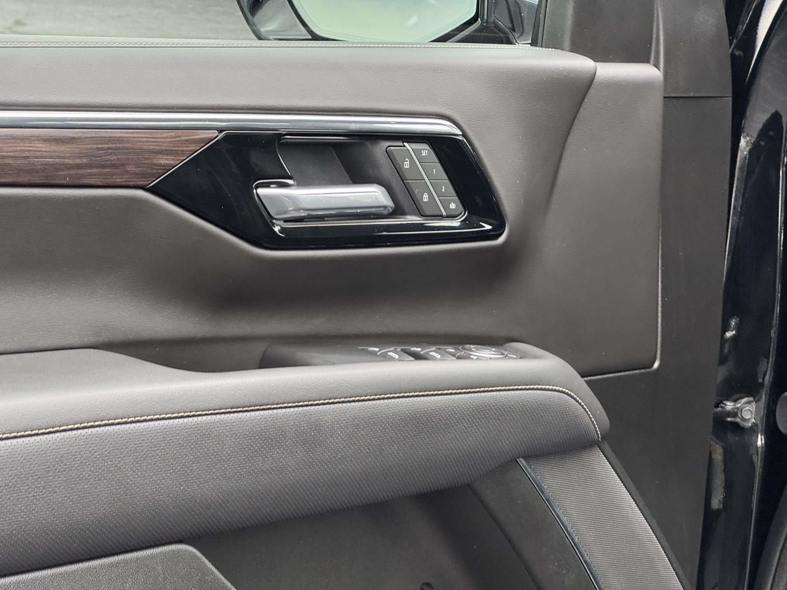 Used 2025 Chevrolet Suburban Premier AWD/4WD image 19