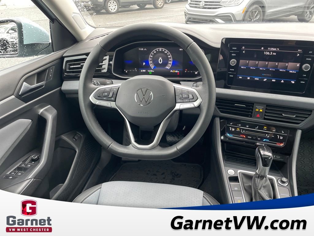 Certified 2025 Volkswagen Jetta SE w/ Sunroof Package image 14