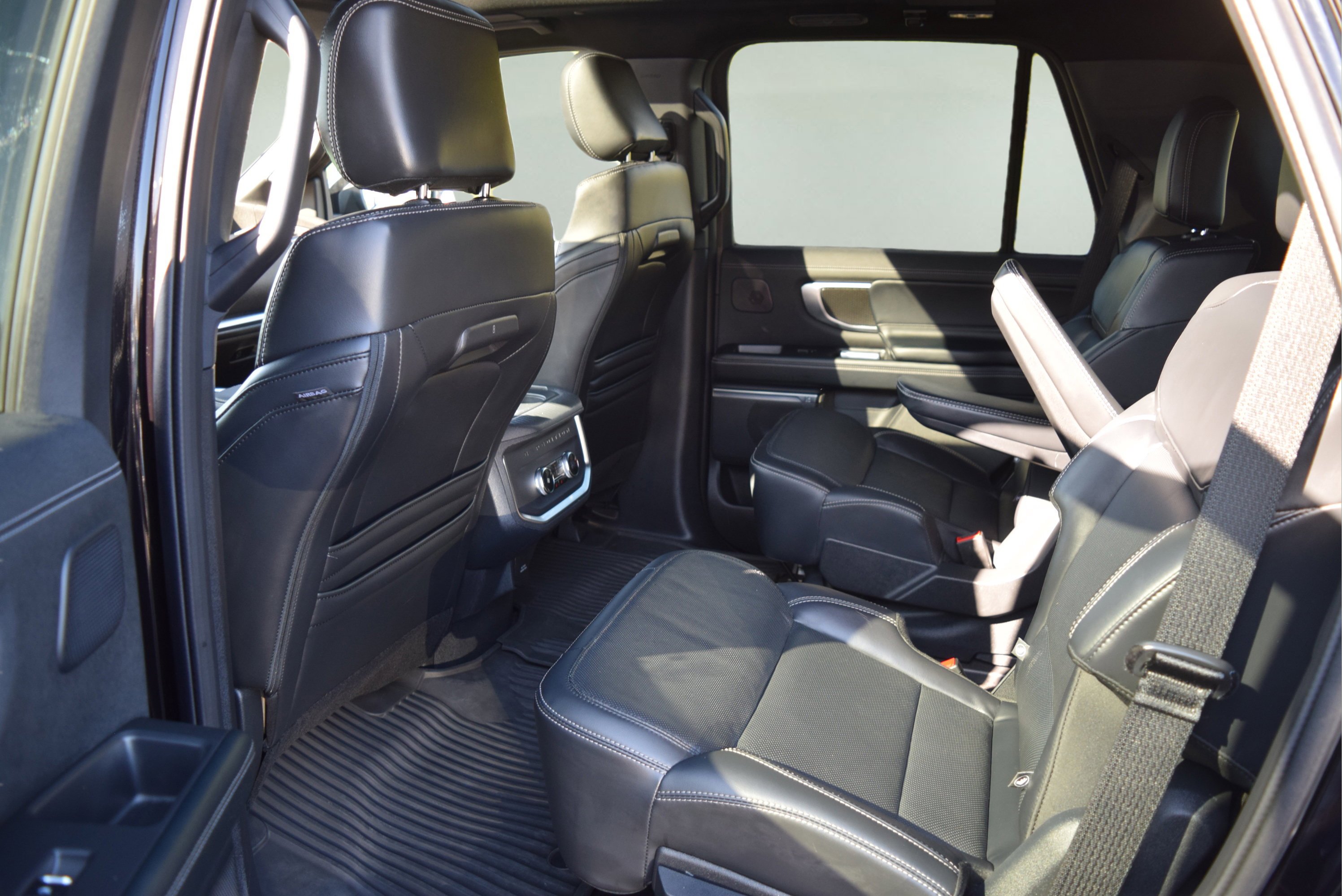 Used 2025 Ford Expedition Platinum w/ Stealth Performance Package image 8