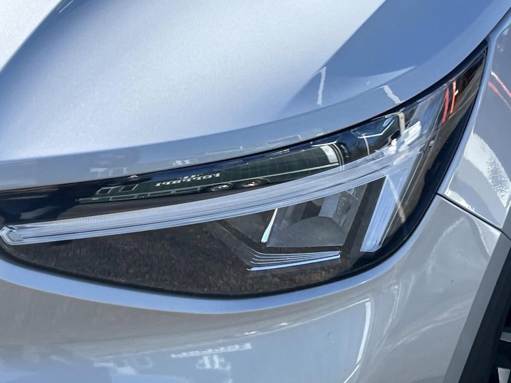 Used 2025 Volvo XC40 B5 Plus image 9