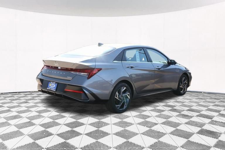 Used 2025 Hyundai Elantra Limited FWD image 33