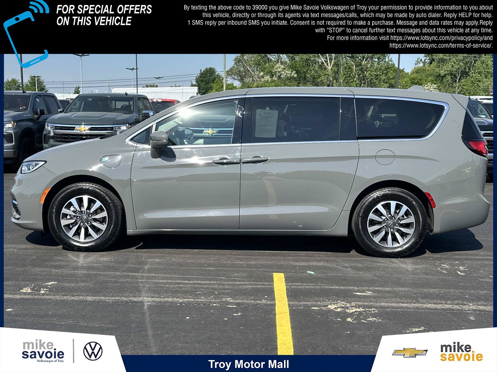 Used 2022 Chrysler Pacifica Touring-L FWD image 2