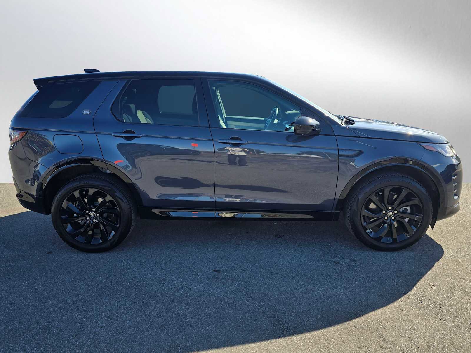 Used 2025 Land Rover Discovery Sport Dynamic SE image 6