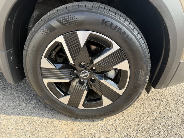 Used 2025 Nissan Kicks SV AWD/4WD image 5