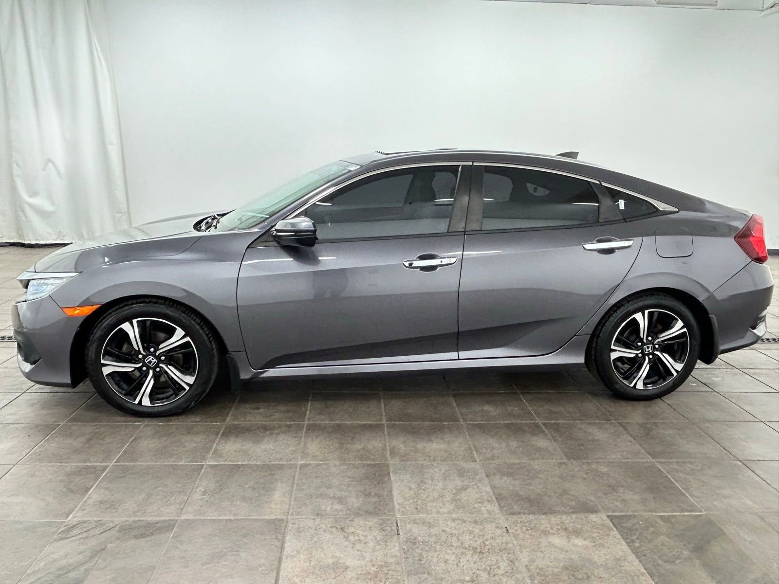 Used 2017 Honda Civic Touring image 2