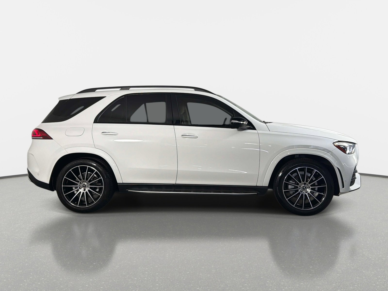 Used 2025 Mercedes-Benz GLC 350e 4MATIC image 2