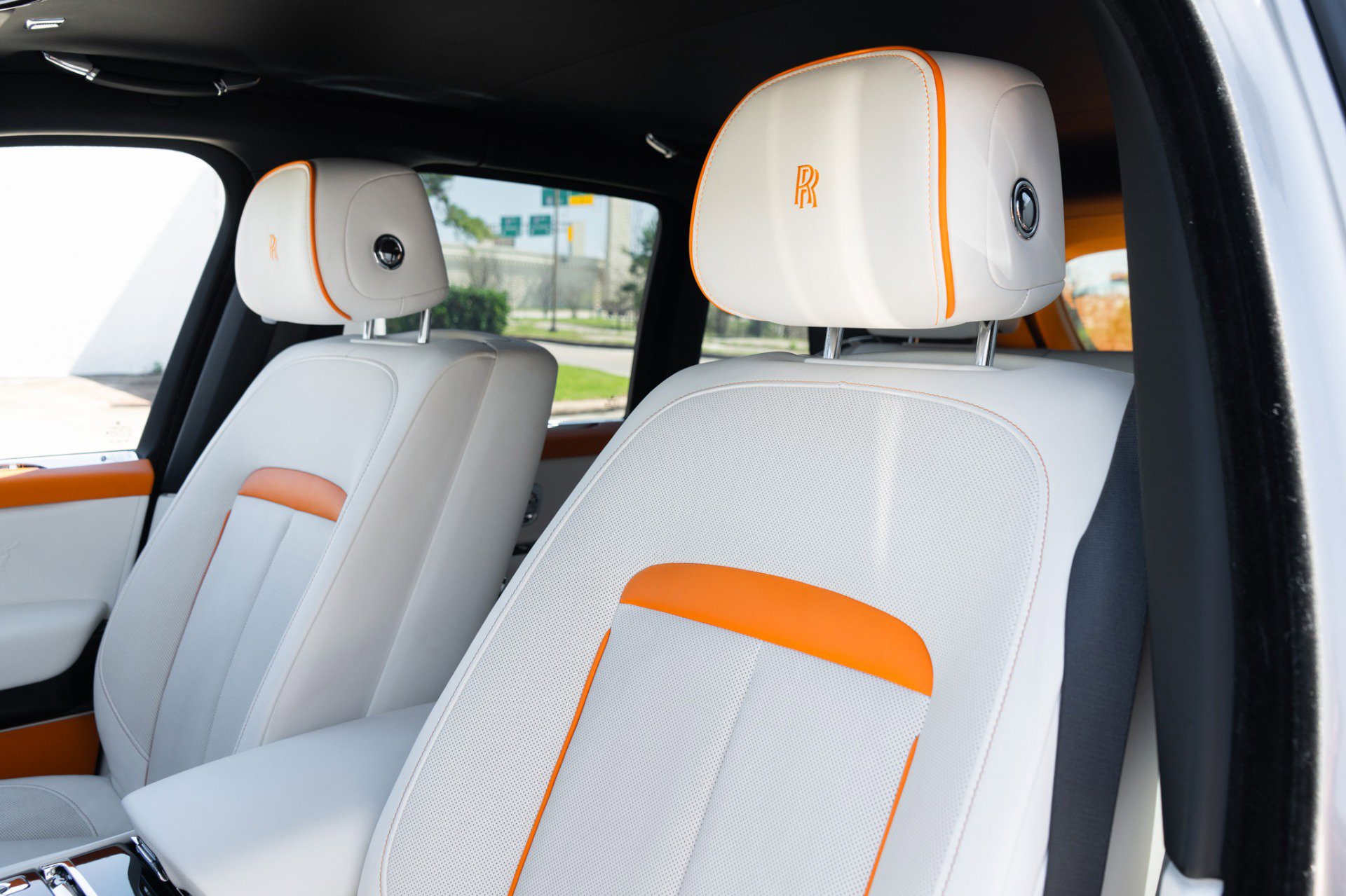 Used 2022 Rolls-Royce Cullinan w/ Cullinan Package image 22