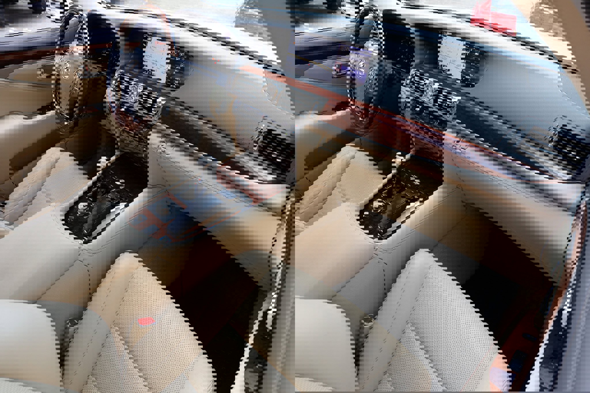 Used 2015 Lexus LS 460 image 21