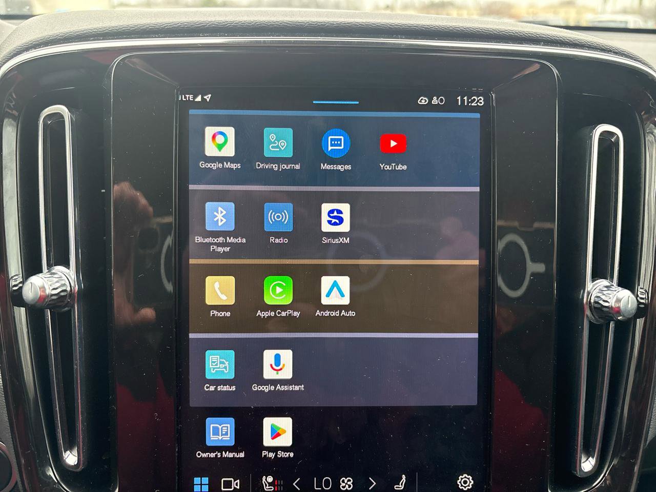 Used 2025 Volvo XC40 B5 Core image 16