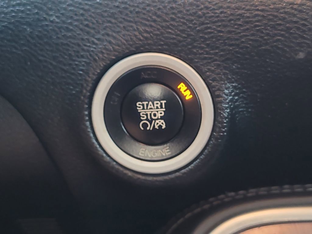 Used 2016 Dodge Challenger SXT image 18
