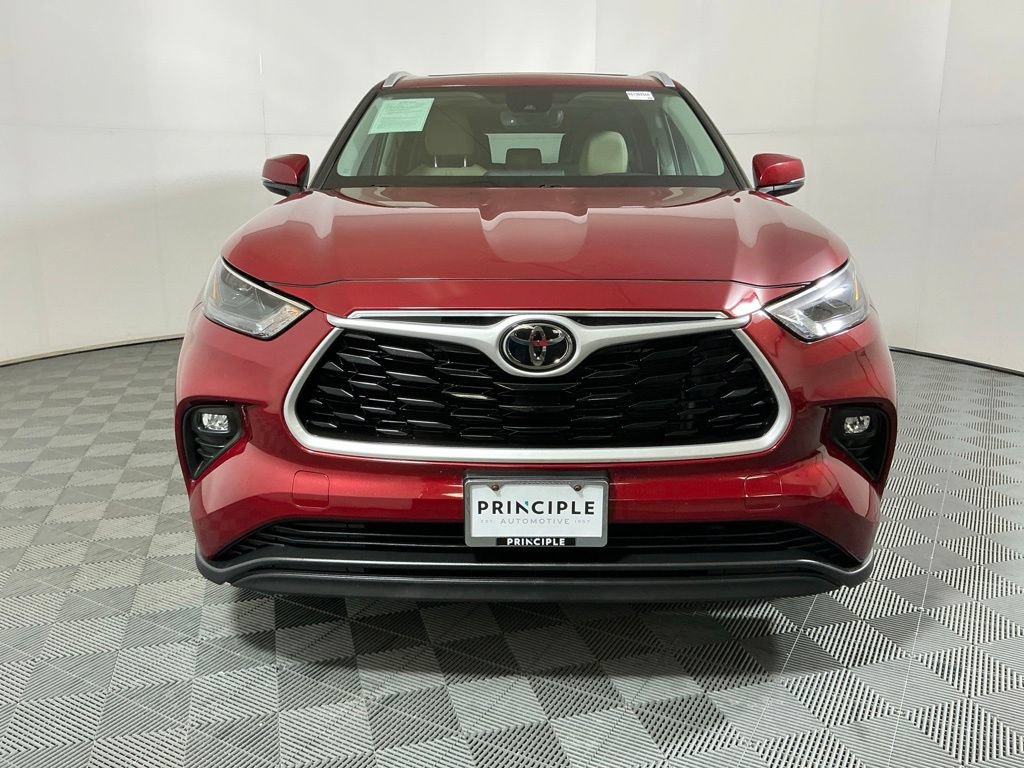 Used 2022 Toyota Highlander XLE FWD image 3