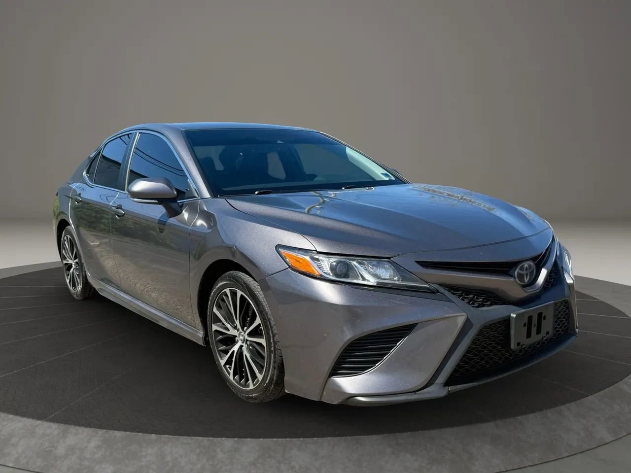 Used 2018 Toyota Camry SE w/ Convenience Package FWD image 4