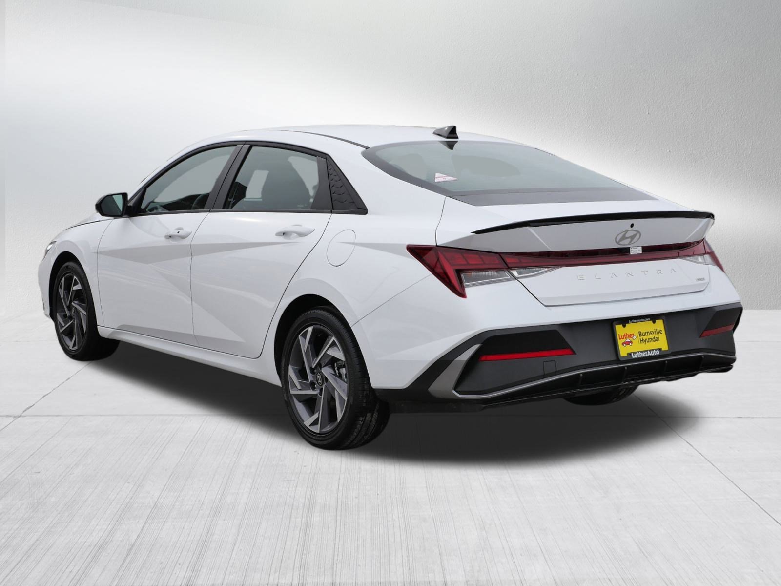 Used 2025 Hyundai Elantra SEL image 5