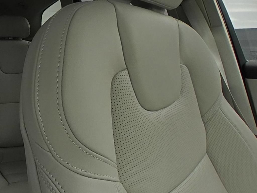 New 2026 Volvo XC60 T8 Ultra w/ Protection Package Premier AWD/4WD image 32
