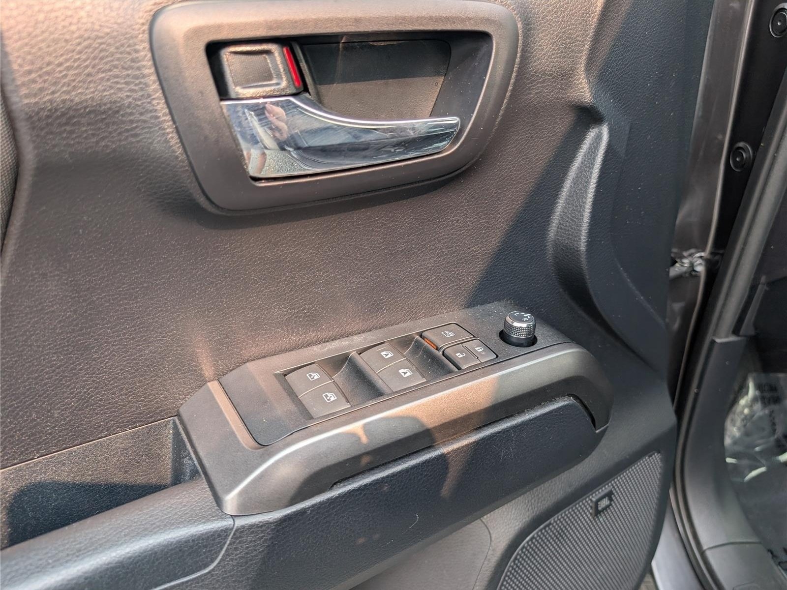 Used 2018 Toyota Tacoma TRD Sport w/ TRD Premium Sport Package AWD/4WD image 18