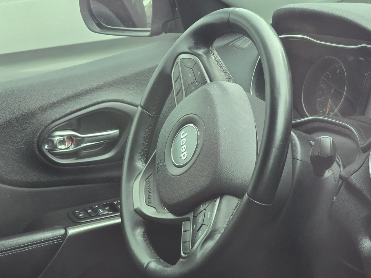 Used 2019 Jeep Cherokee Latitude Plus w/ Comfort/Convenience Group FWD image 24