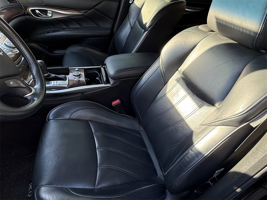 Used 2015 INFINITI Q70 L 5.6 w/ V8 Deluxe Technology Package image 10